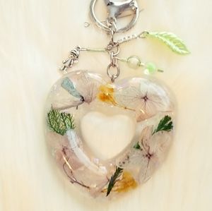 Resin keychain whit dried flowers